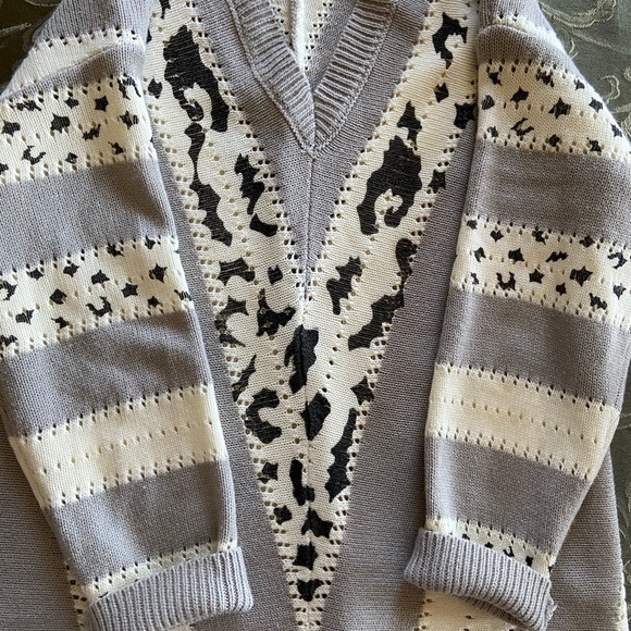 Fun print grey , black and cream colored sweater - Picture 3 of 4